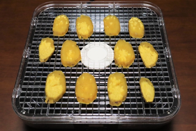 フードドライヤーの透明トレーに食材を並べた様子