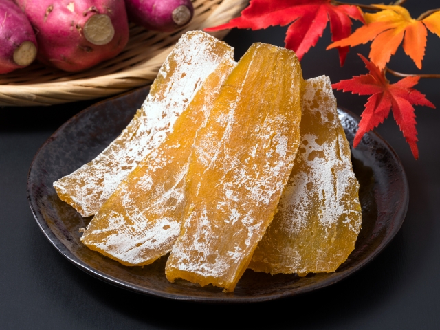 お皿に盛り付けられた干し芋