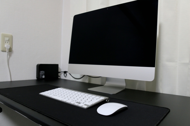 デスク上に置かれたミニPCの写真。コンパクトで机周りがすっきり片付き、作業環境を広く使えるイメージ
