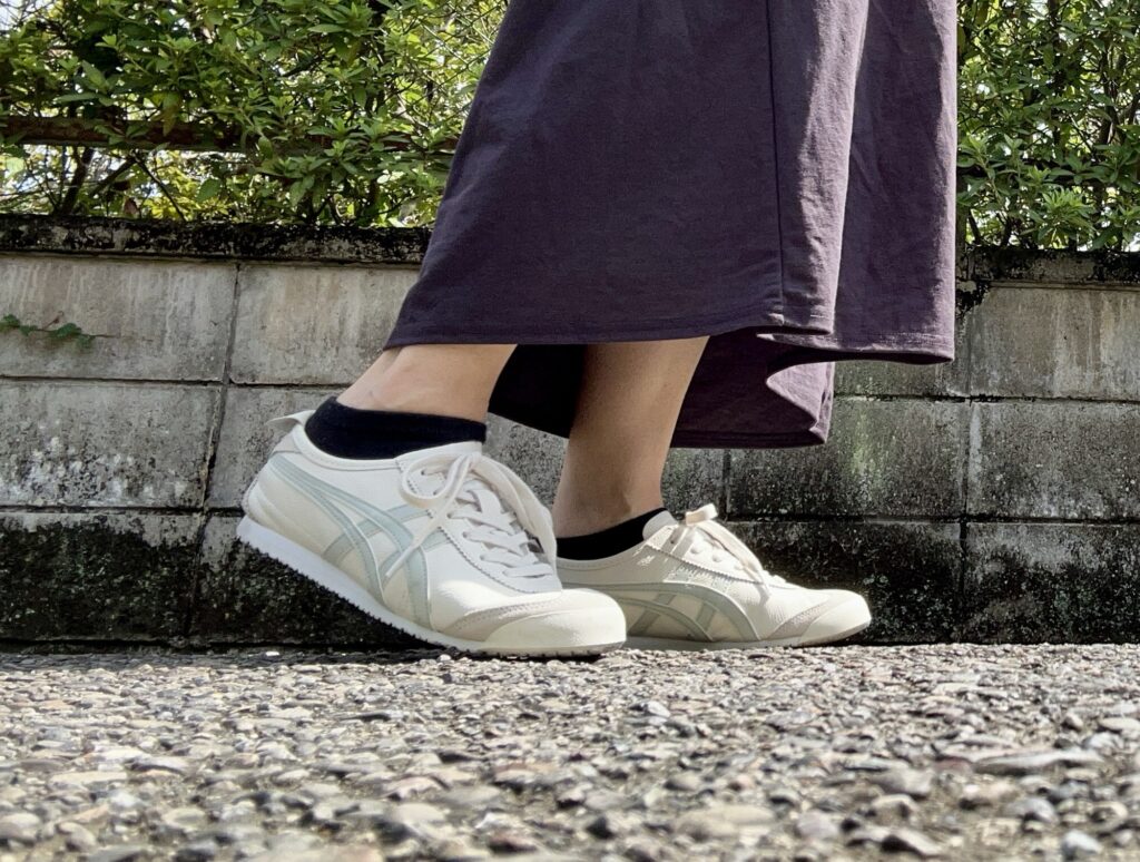 50代女性が実際に履いたオニツカタイガーMEXICO 66（白）の足元写真