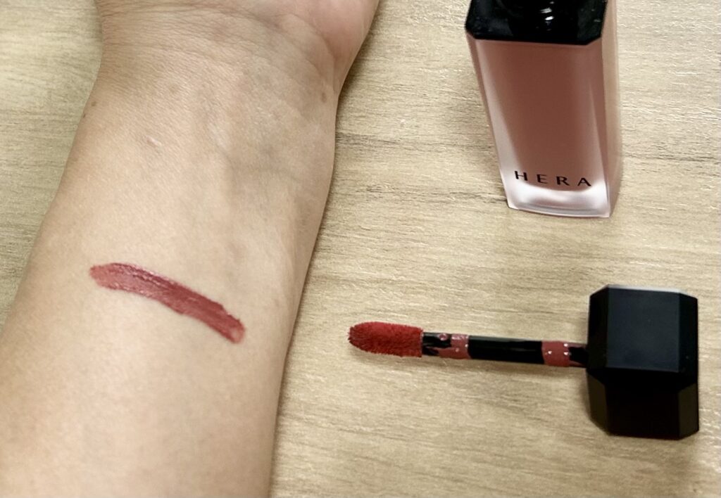 HERAリップ 426 アールグレイを腕に塗ったスウォッチ写真