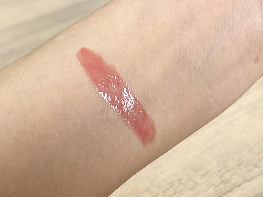 HERAリップグロス 422 ランジェリーを腕に直塗りしたスウォッチ写真