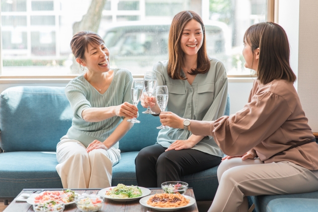 友人とグラスワインを楽しむ女性たち