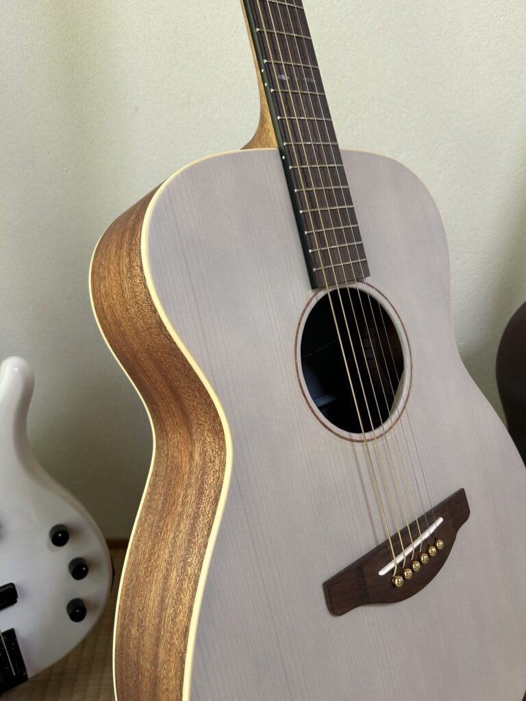 YAMAHA STORIAⅠのアップ写真。小ぶりでおしゃれなデザインが特徴のアコースティックギター。