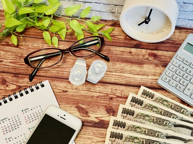 遠近両用コンタクトの選び方のまとめとして、メガネ・コンタクトレンズ・スマホ・費用を表すお札を並べた写真
