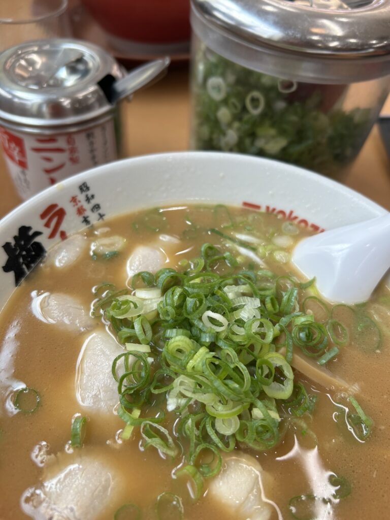 ラーメン横綱・一乗寺店のラーメン。安定感のある味わいで、家族連れでも入りやすい老舗チェーンの一杯