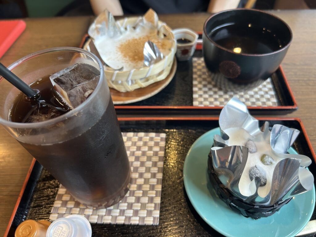 一乗寺中谷の名物「絹ごし抹茶てぃらみす」。店内でいただいた、なめらかな抹茶の風味が広がる和スイーツ。