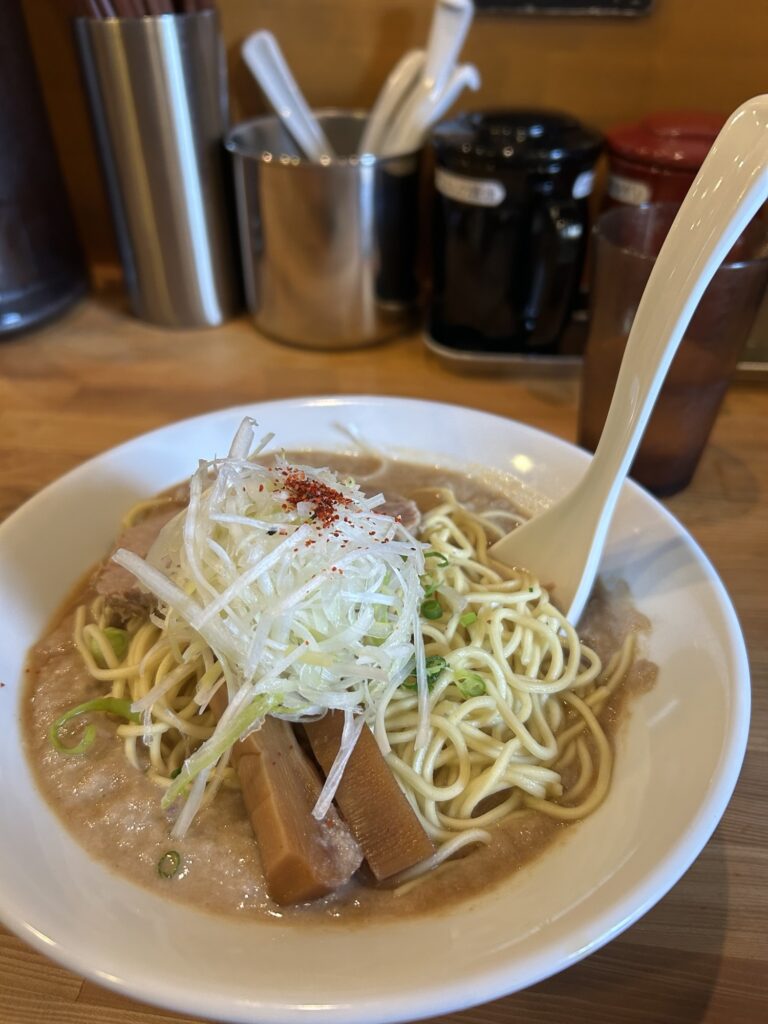 一乗寺の人気店・極鶏のラーメン。超濃厚で“ドロ系”と呼ばれる独特のスープが特徴の一杯。