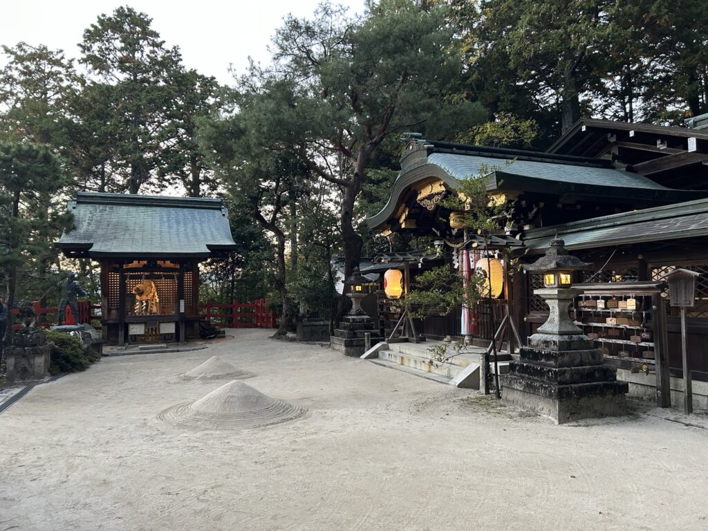 八大神社の境内の風景。社殿と灯籠が並び、白砂の盛り土が美しく整えられた落ち着いた境内の様子。