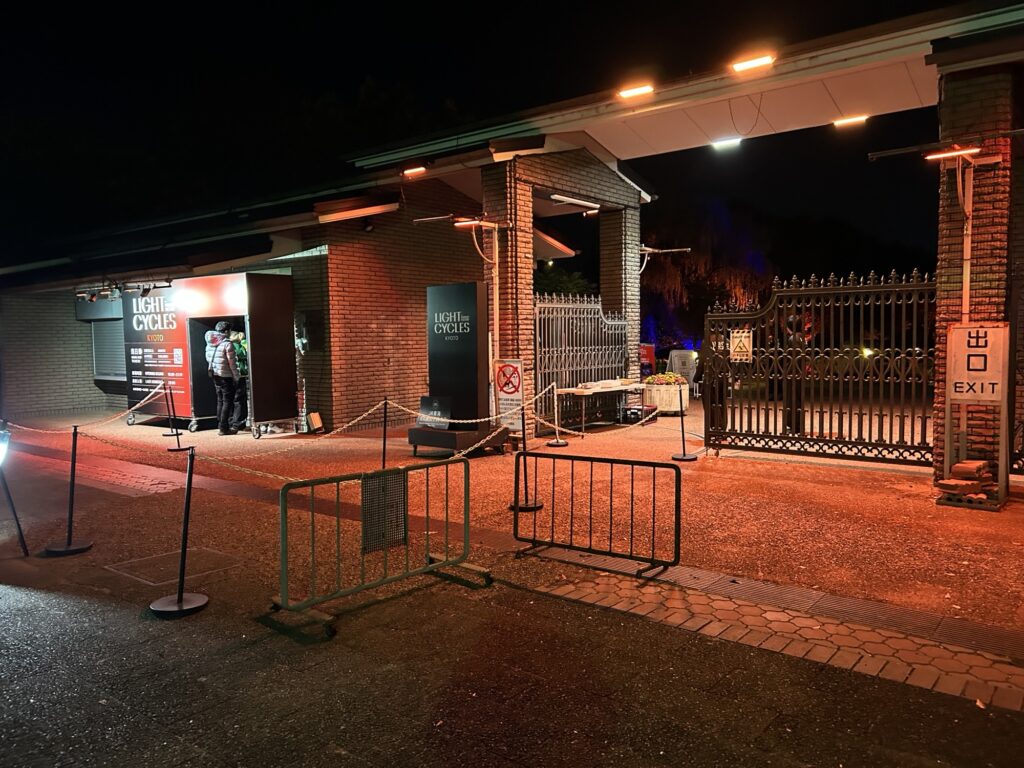 京都府立植物園ライトサイクルの夜の受付カウンターと入場案内
