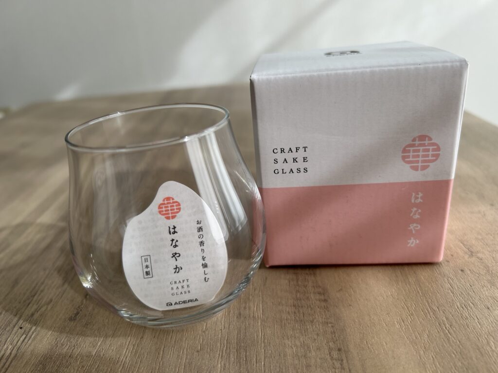 アデリア「はなやか」グラスの箱と本体。日本製で初心者にも使いやすい万能グラス。