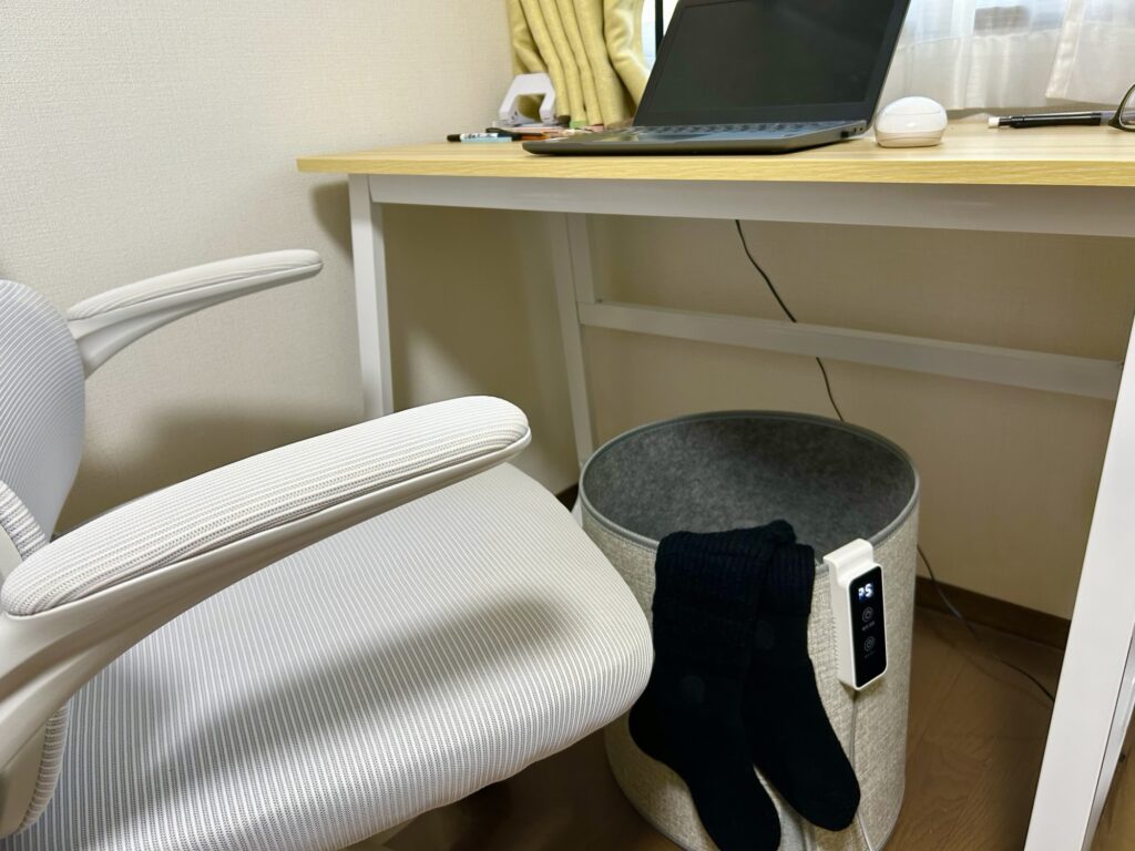 床置きのパネルヒーターを座卓の下で使っている様子の写真