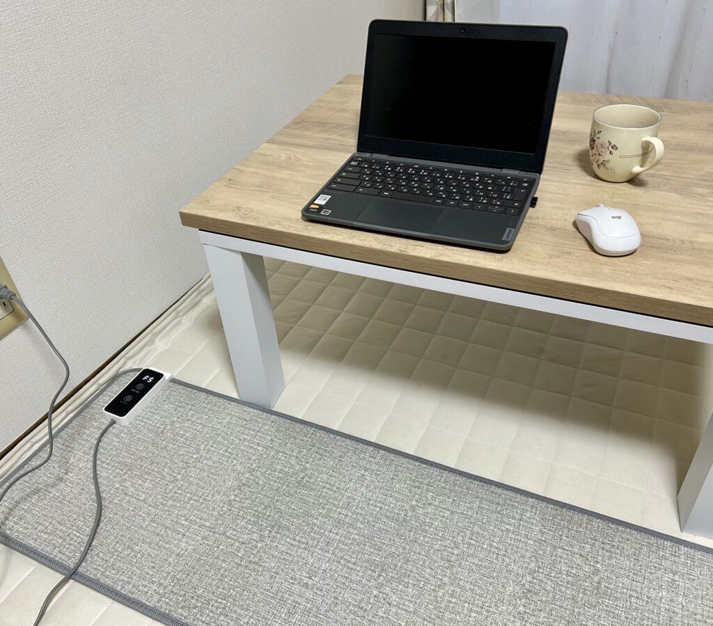 床置きのパネルヒーターを座卓の下で使っている様子の写真