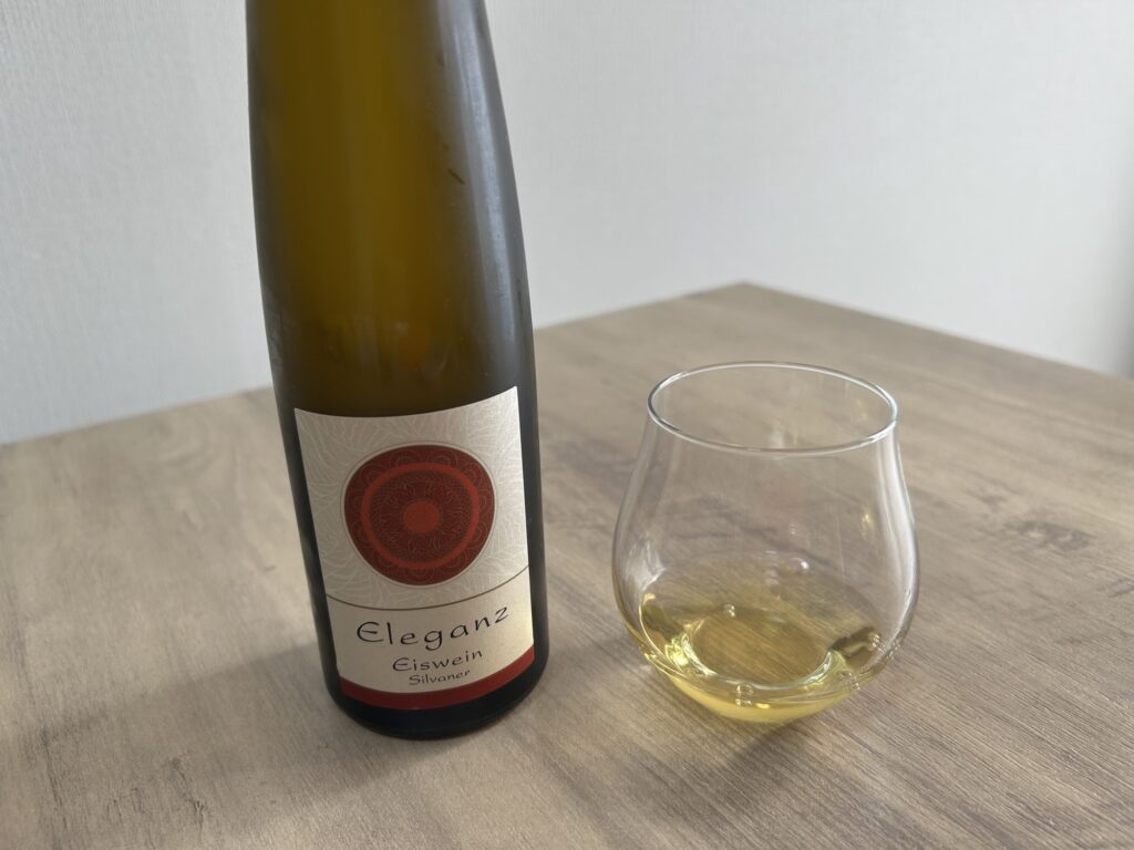 アデリアのはなやかグラスにアイスワインEleganzを注いだ様子。丸みのある形で香りが広がりやすい。