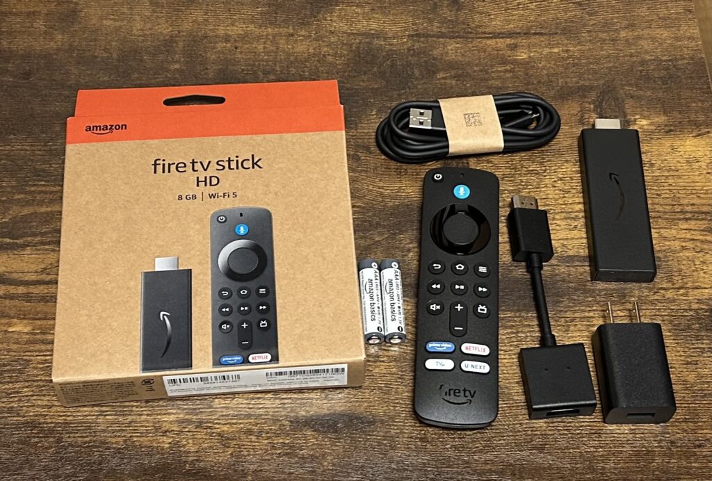 Fire TV Stick HDモデルの同梱物一式（本体・リモコン・ケーブル・アダプタ）
