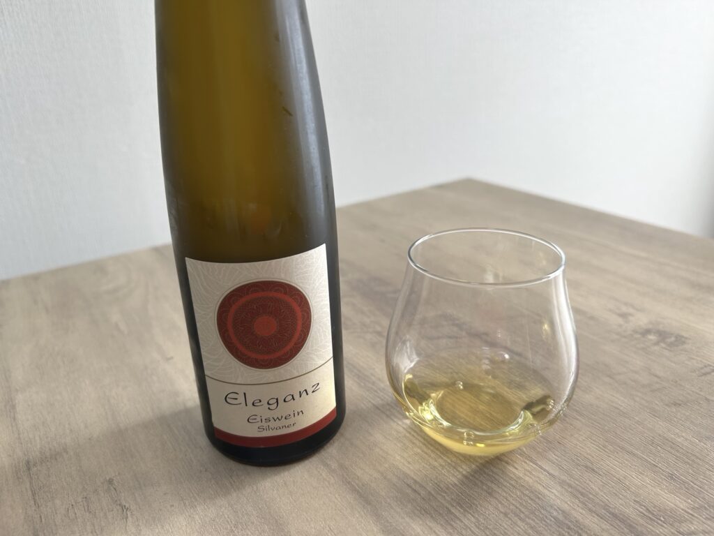 エレガンツ ラインヘッセン シルヴァーナ アイスヴァイン を実際に飲んでいる写真