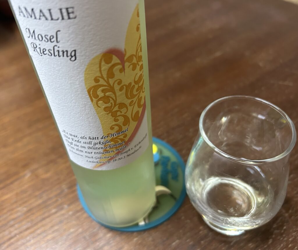 アマリエ モーゼル リースリングをグラスに注いだ様子。やさしい甘さの白ワイン