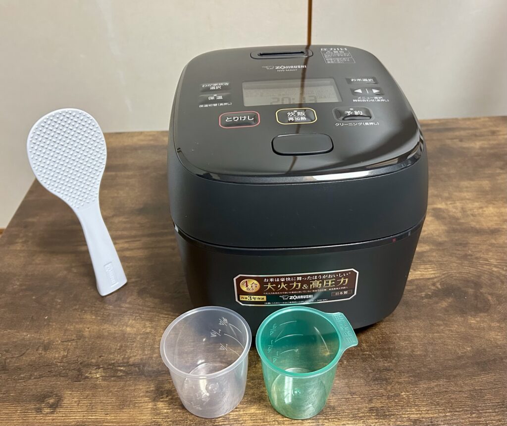 象印 圧力IH炊飯器 NW-MA07-BA 本体と付属品の写真