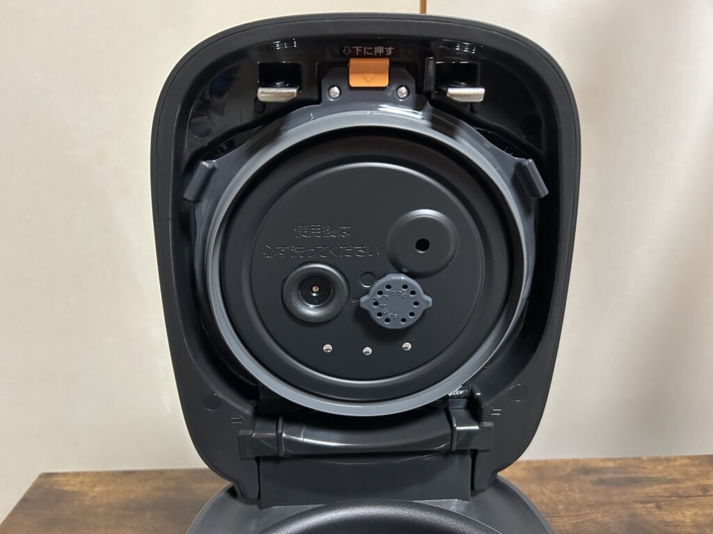 象印 圧力IH炊飯器 NW-MA07-BA 中ぶたの構造とパッキン部分