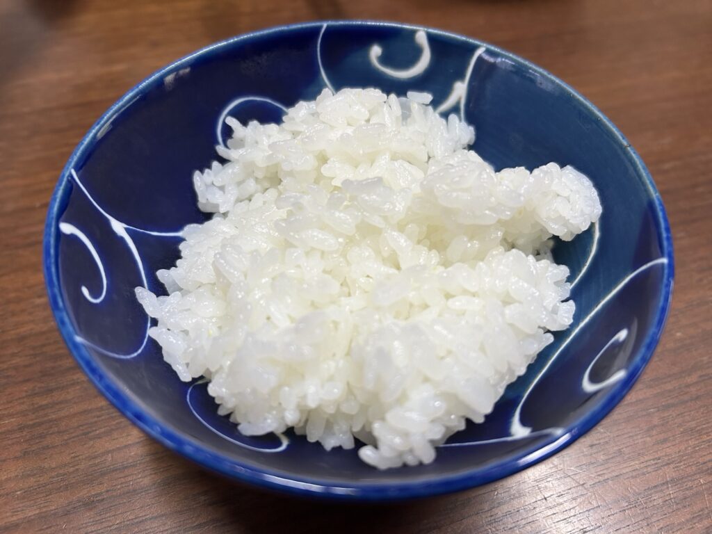 象印 NW-MA07-BA で炊いた白ご飯を茶碗によそった様子