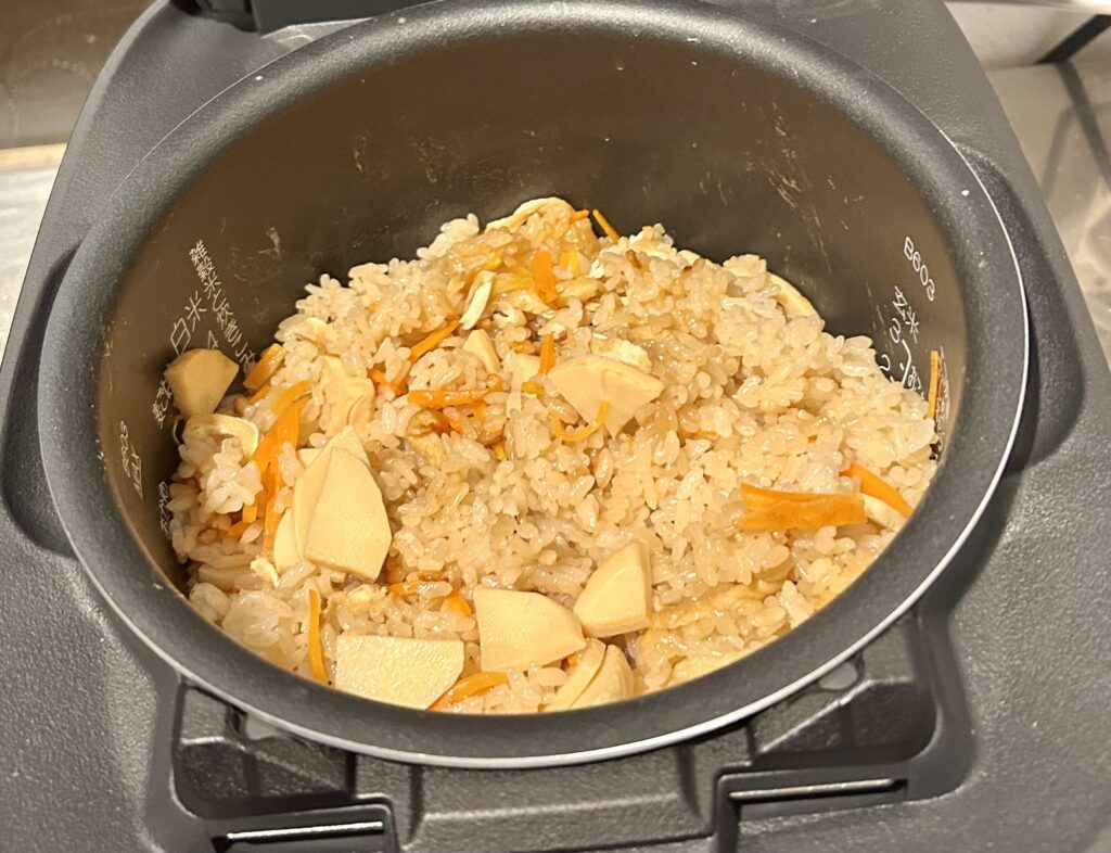 象印 圧力IH炊飯器 NW-MA07-BA で炊いた炊き込みご飯の炊き上がり