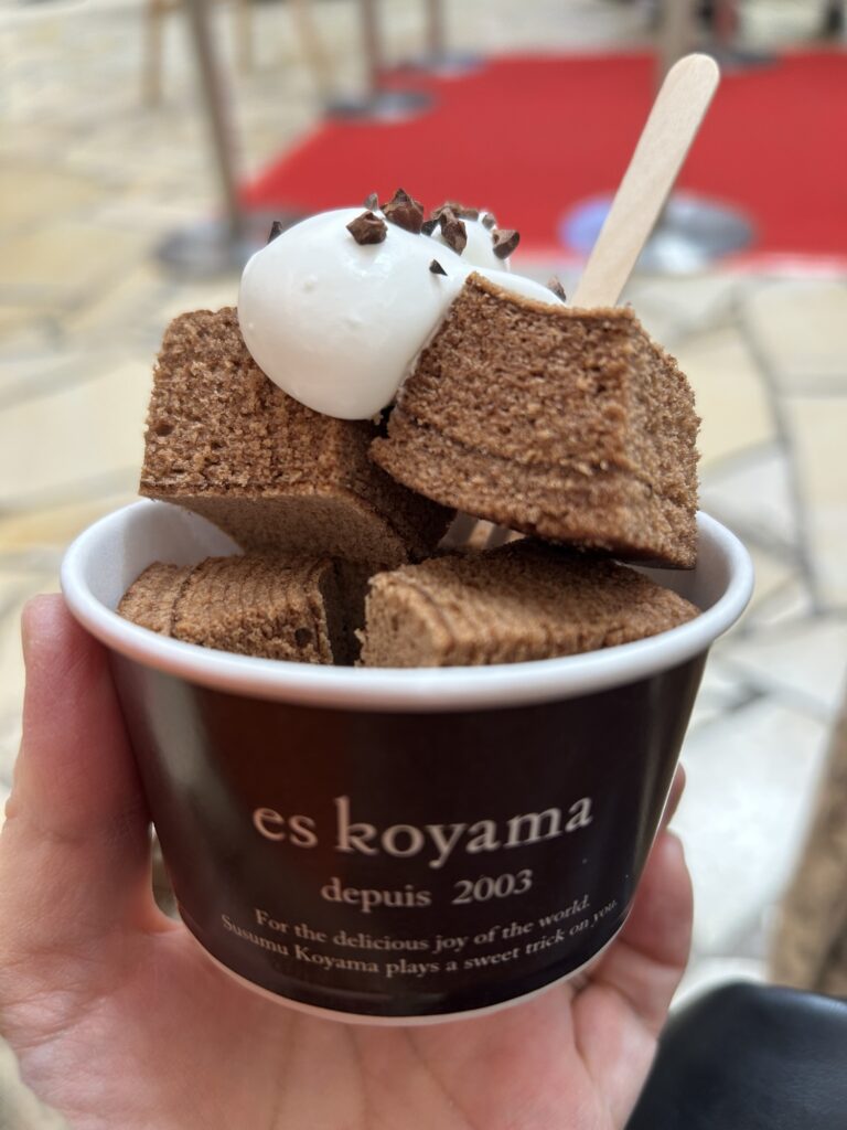 阪急梅田チョコ博で焼きたてのチョコバームクーヘンをその場で食べた様子
