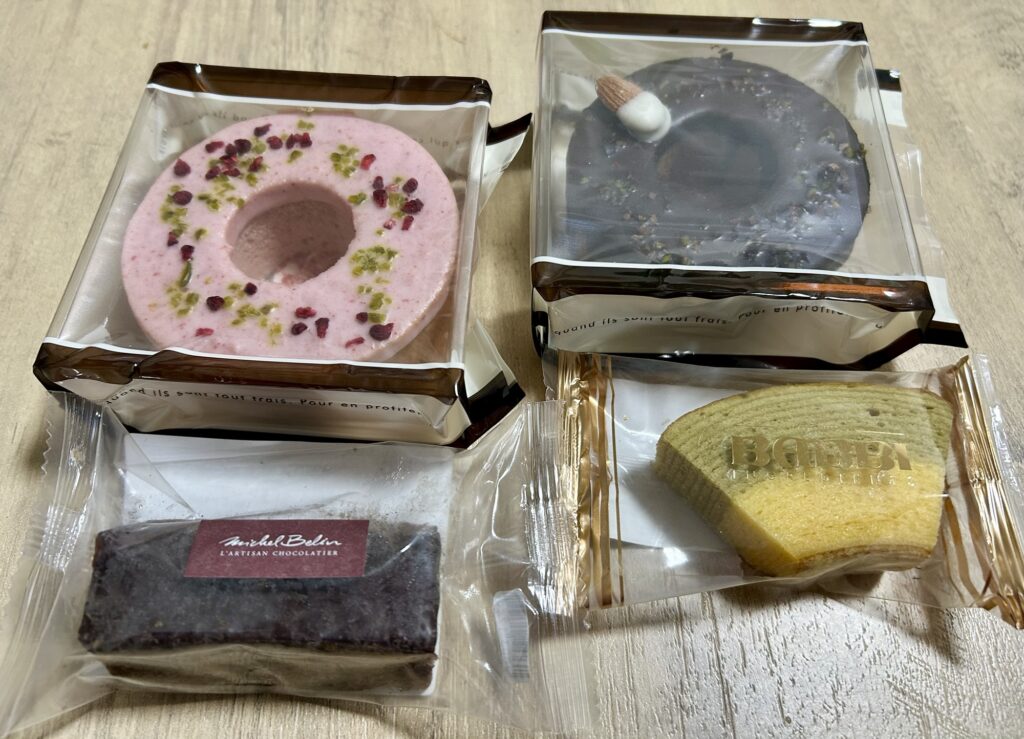 阪急梅田チョコ博で購入した焼きたてのチョコバームクーヘンをその場で食べた様子
