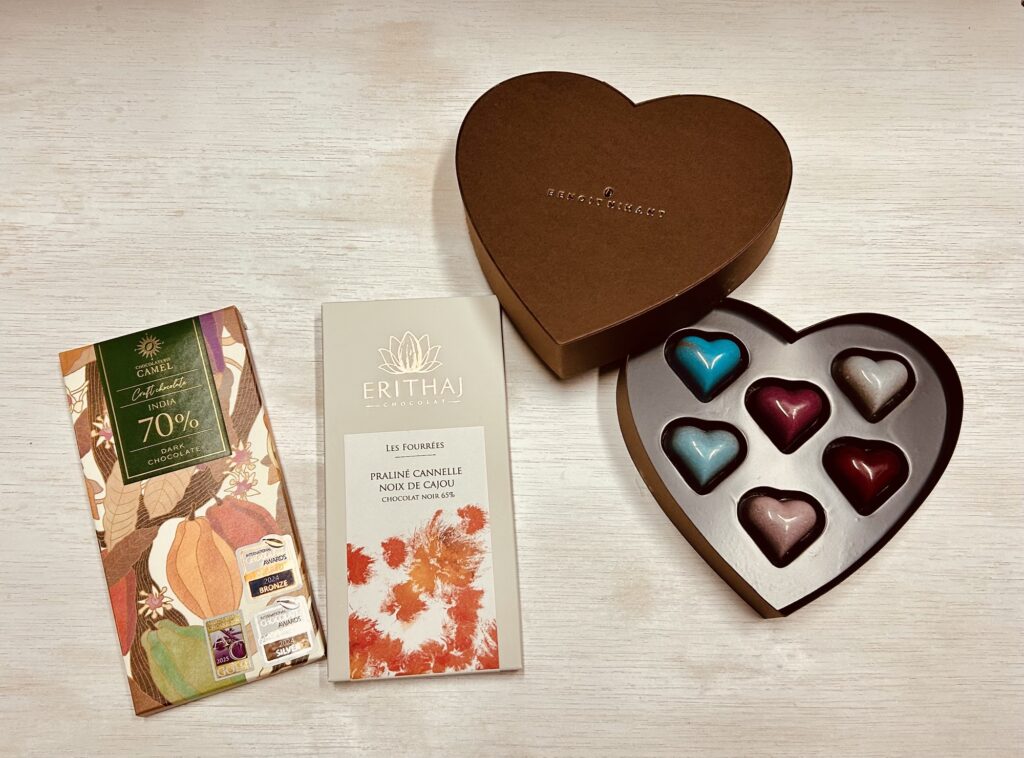 阪急梅田チョコ博後半戦で自分用に購入した板チョコとチョコレート菓子の集合写真
