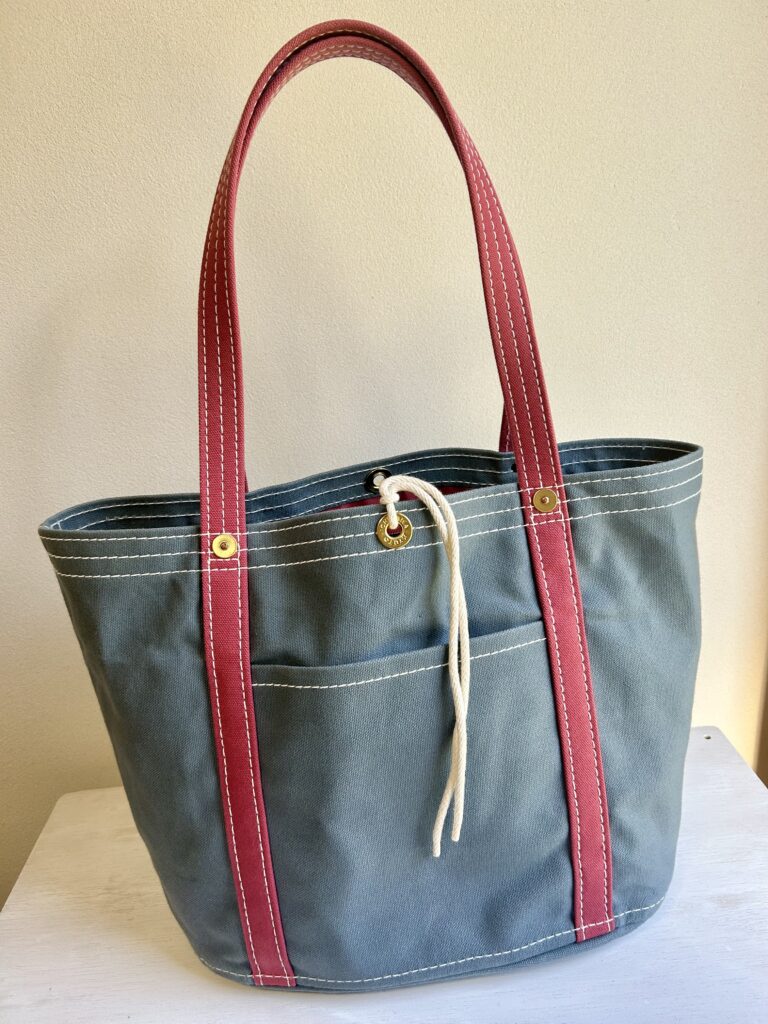 一澤信三郎帆布のトートバッグ（グリーン×赤）全体のデザイン