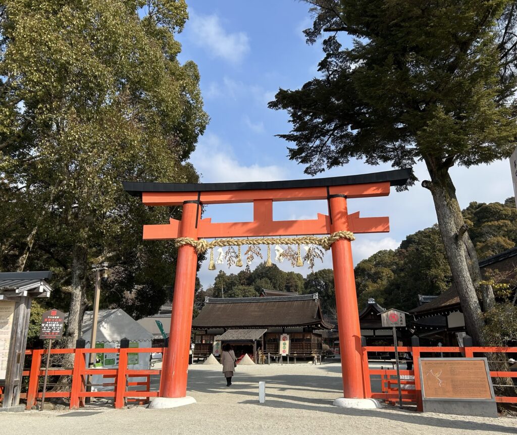 京都・上賀茂神社の鳥居と境内の風景