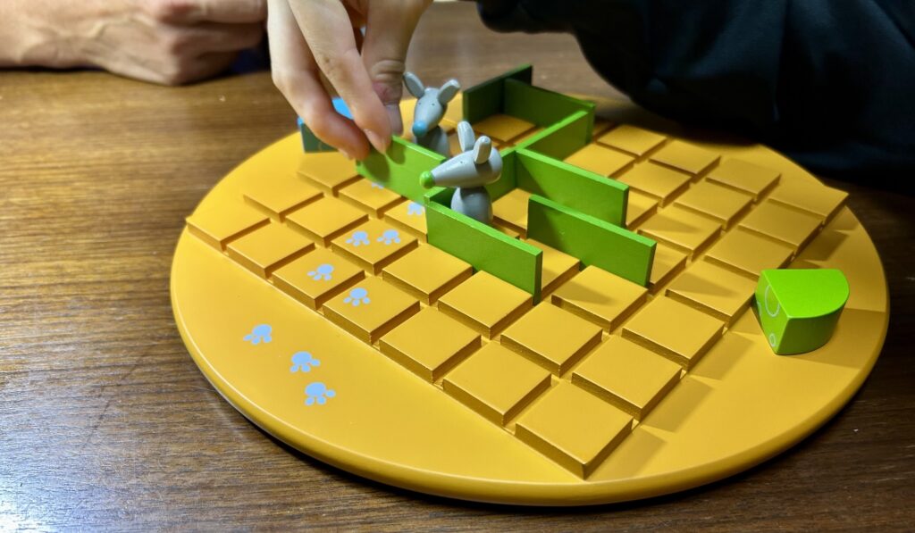 コリドールキッズで壁を置いて対戦している様子