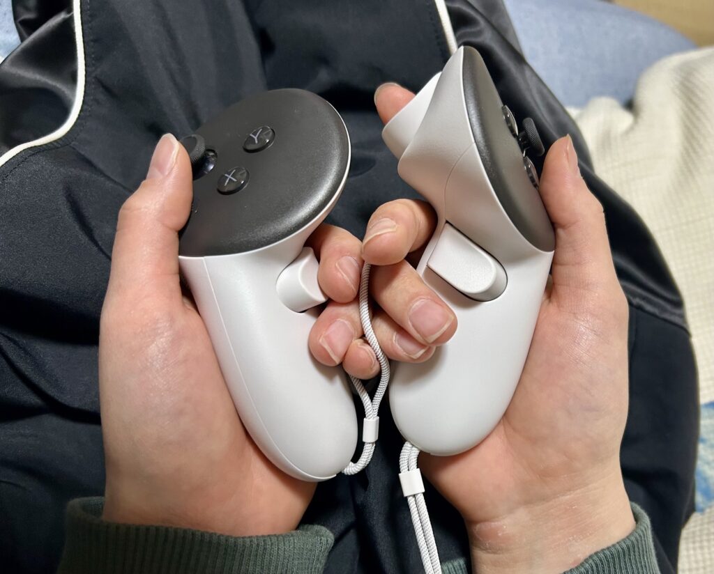 Meta Quest 3sコントローラーを両手で持った様子