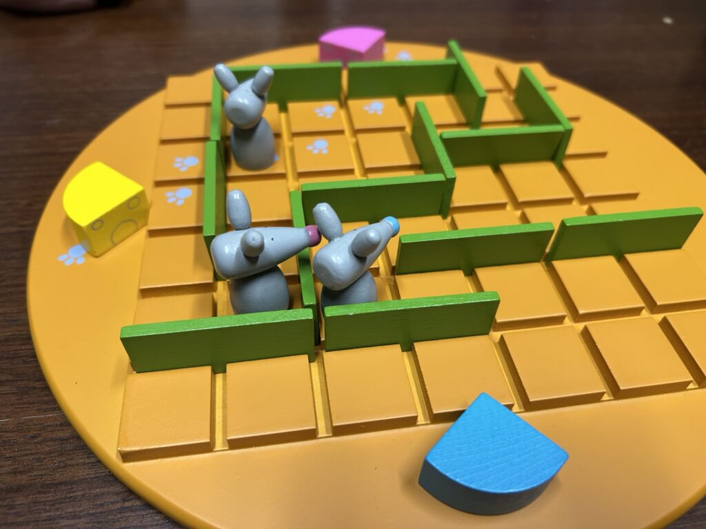 コリドールキッズで壁を置いて進路をふさぐ様子