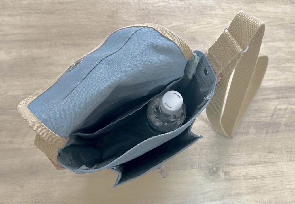 一澤帆布ショルダーバッグの収納例(ペットボトル入り)
