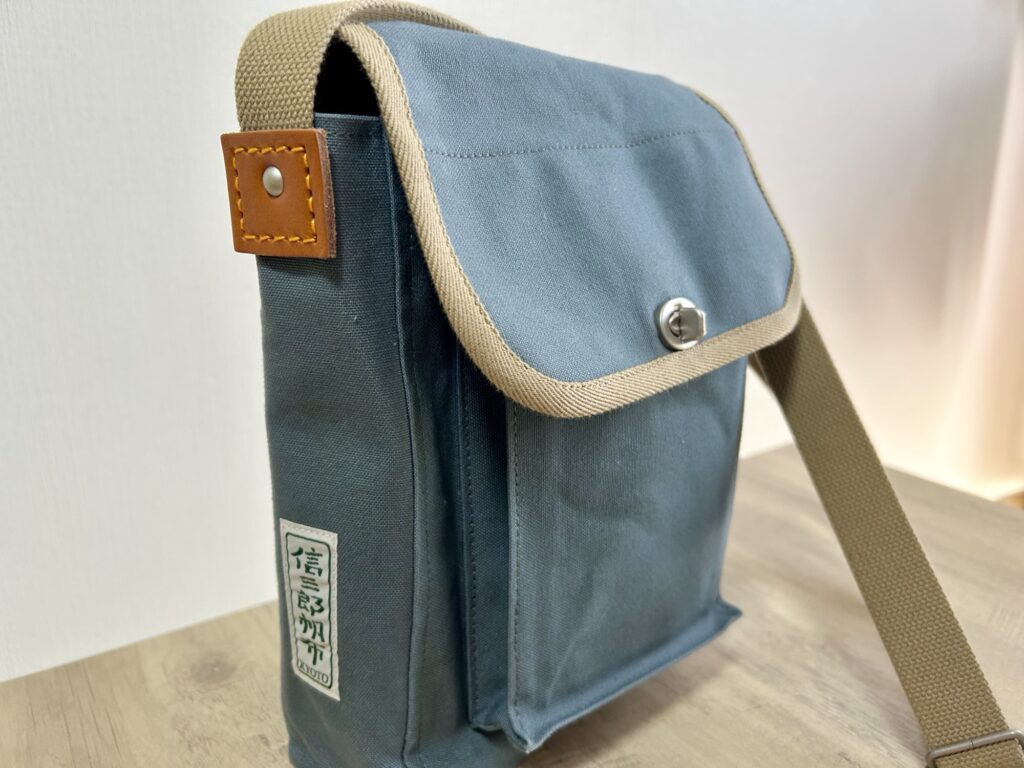 一澤帆布ショルダーバッグの後ろポケット(スマホ収納に便利)