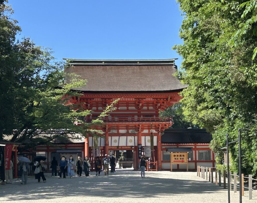 京都・下鴨神社の楼門と新緑の参道風景