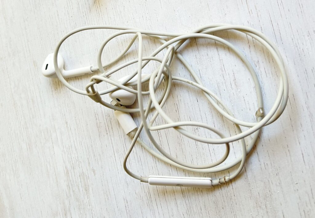 コードが絡まっている有線イヤホンの写真