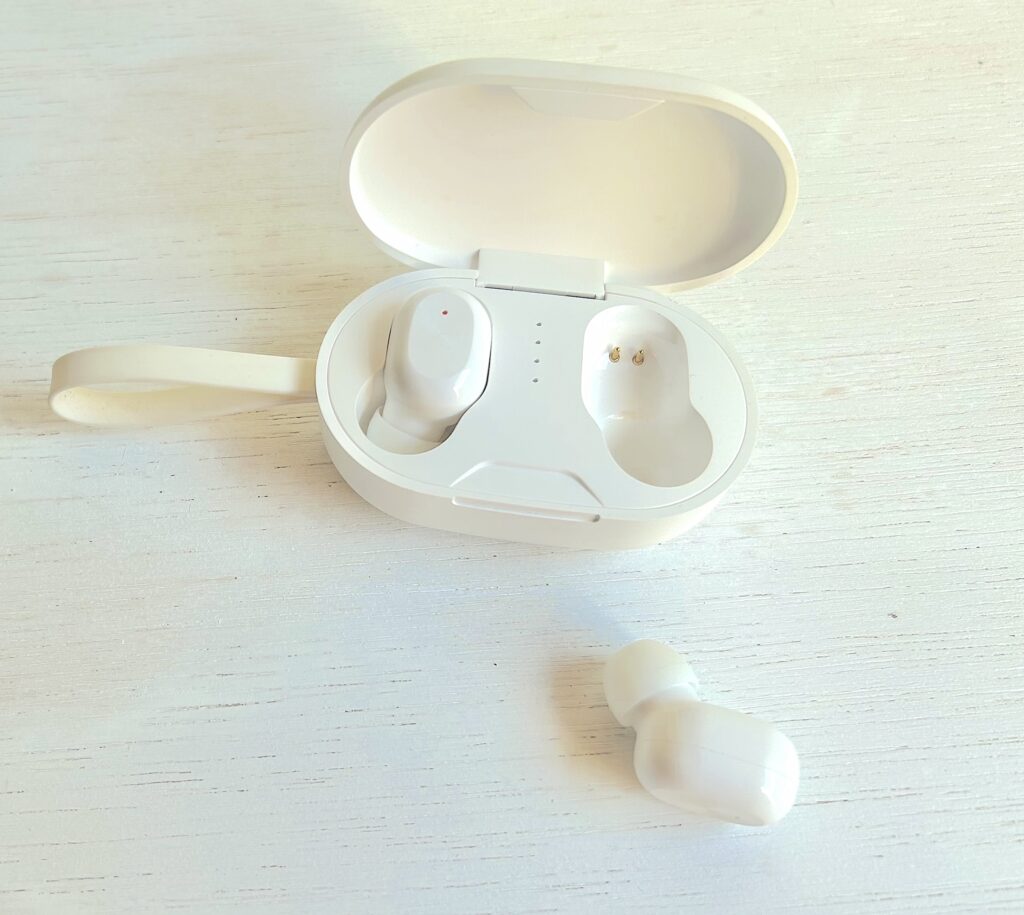 ケースに入ったワイヤレスイヤホンの写真