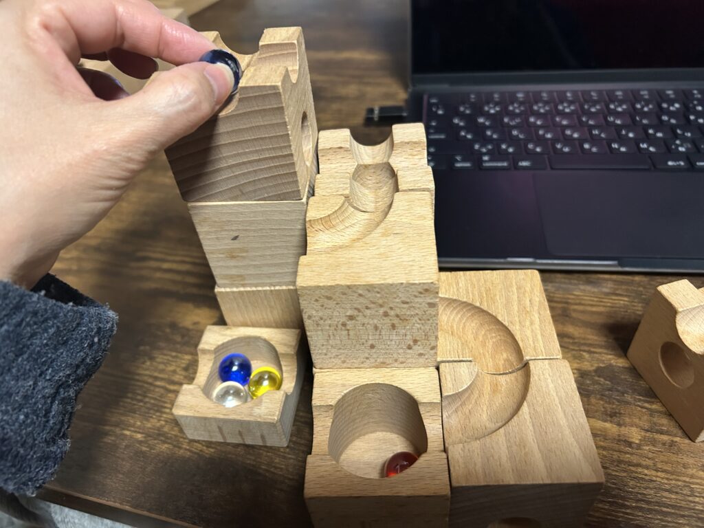 キュボロにビー玉を置く手元 大人の遊び方