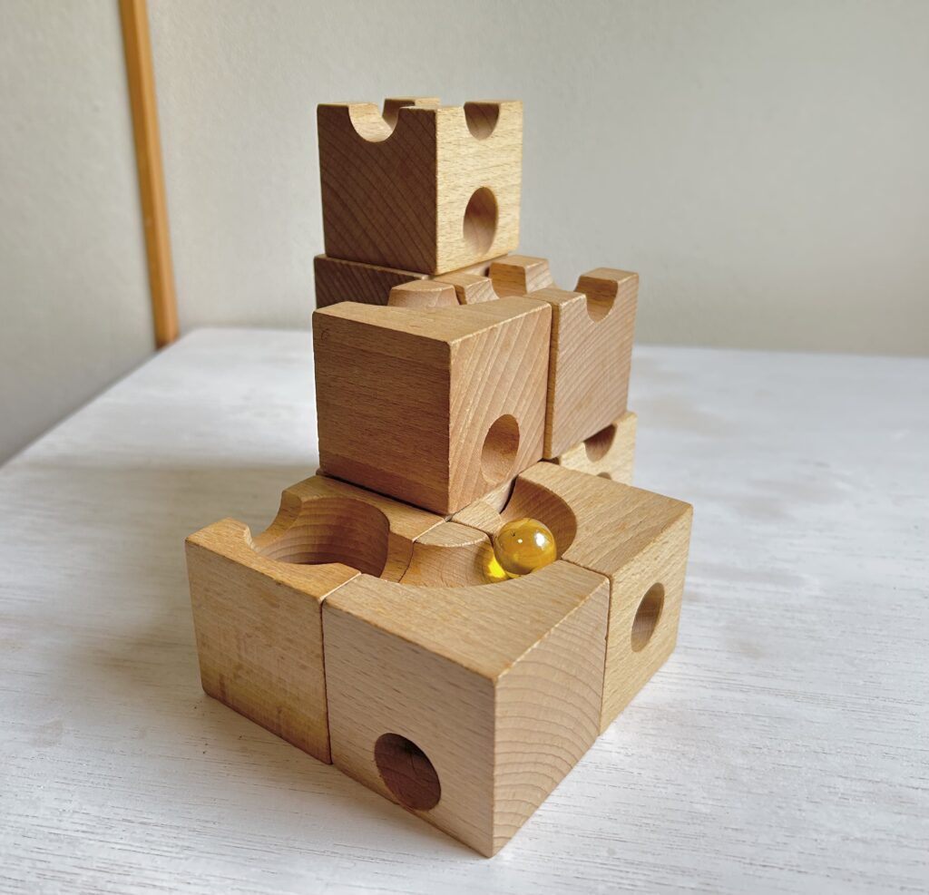 キュボロの小さなコースとビー玉 気軽に楽しめる組み方