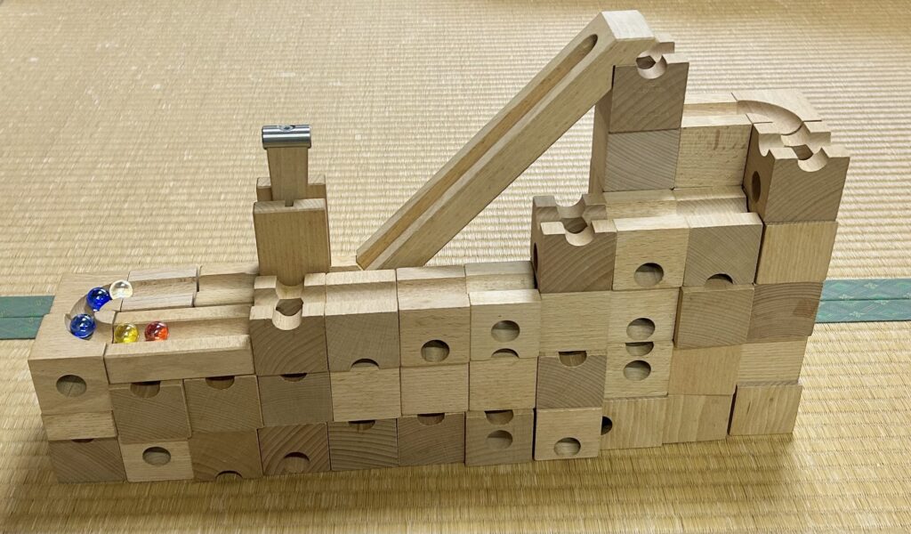 キュボロで作った長いコース｜パーツを増やした遊び方