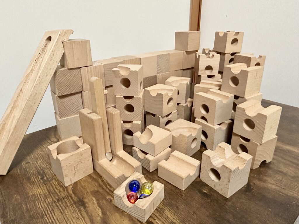 キュボロのパーツ一式とビー玉｜15年使った木製おもちゃ