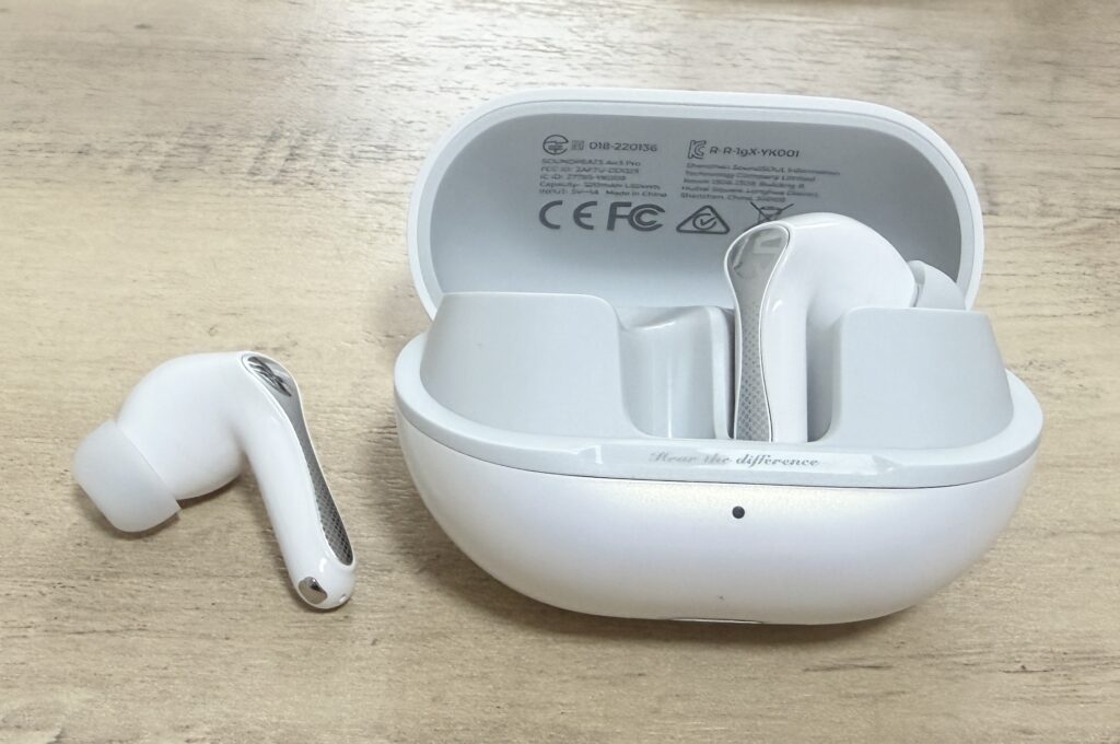 SOUNDPEATS Air5 Pro ホワイトのケースを開けた状態