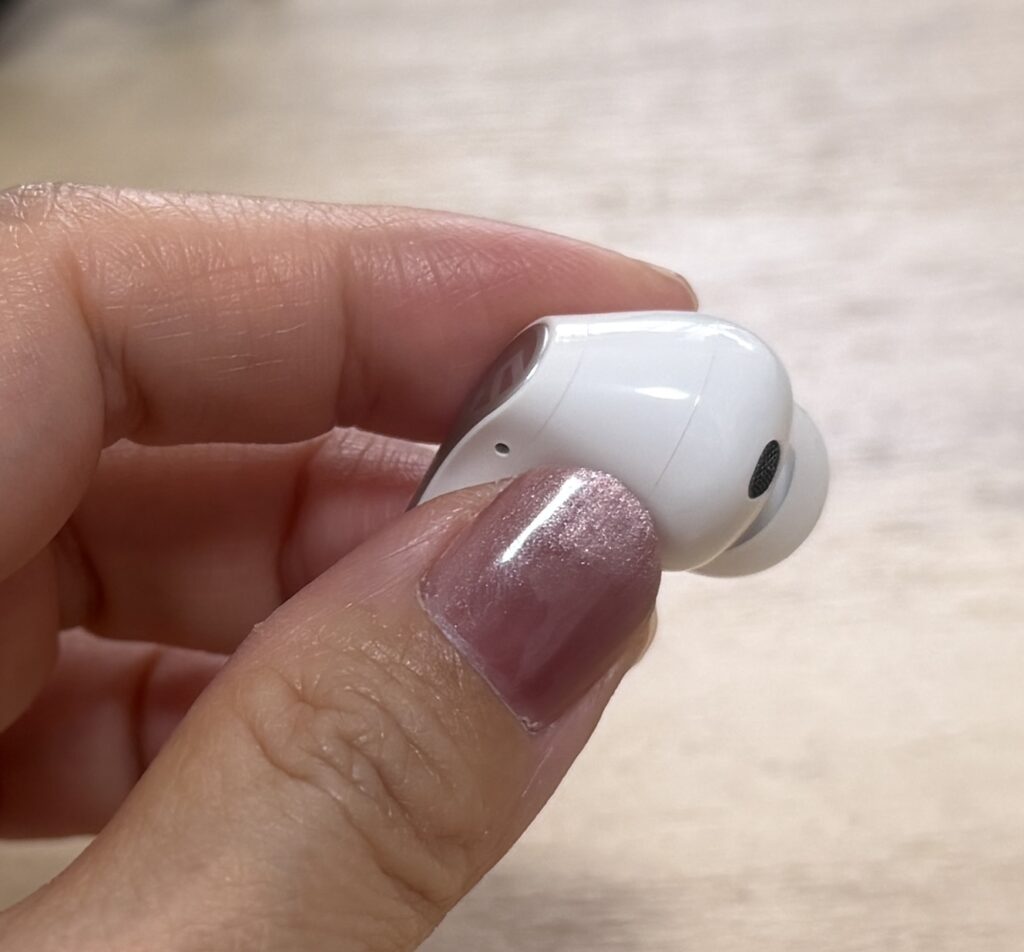 SOUNDPEATS Air5 Proを指で持ったサイズ感の写真