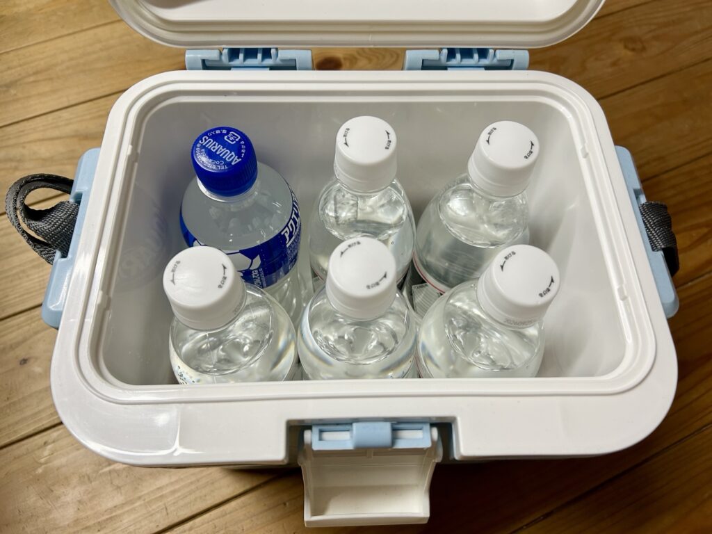 7Lクーラーボックスに500mlペットボトルを入れた目安