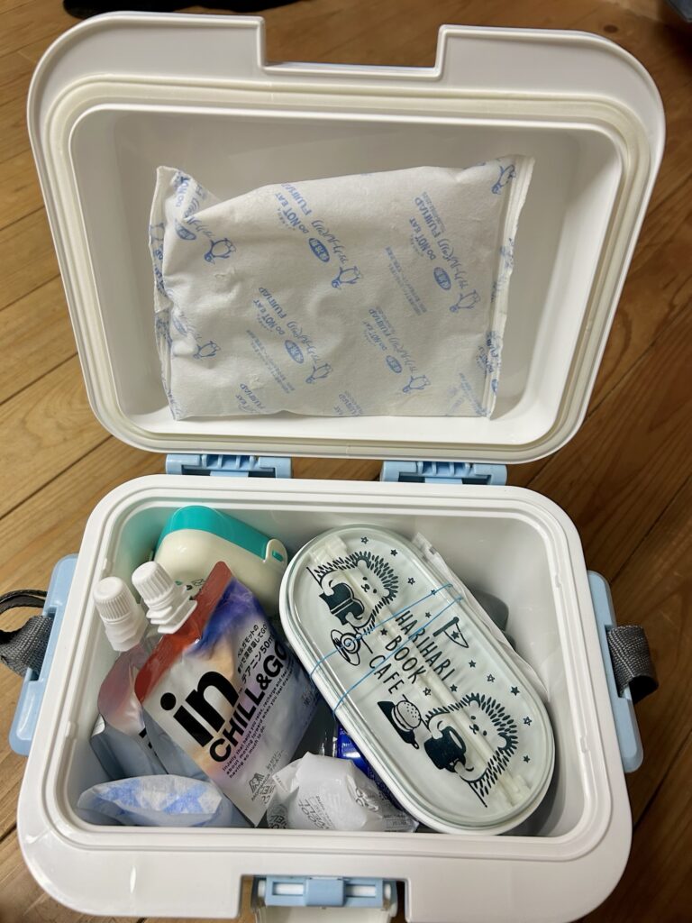 クーラーボックスに保冷剤を上に置いた入れ方