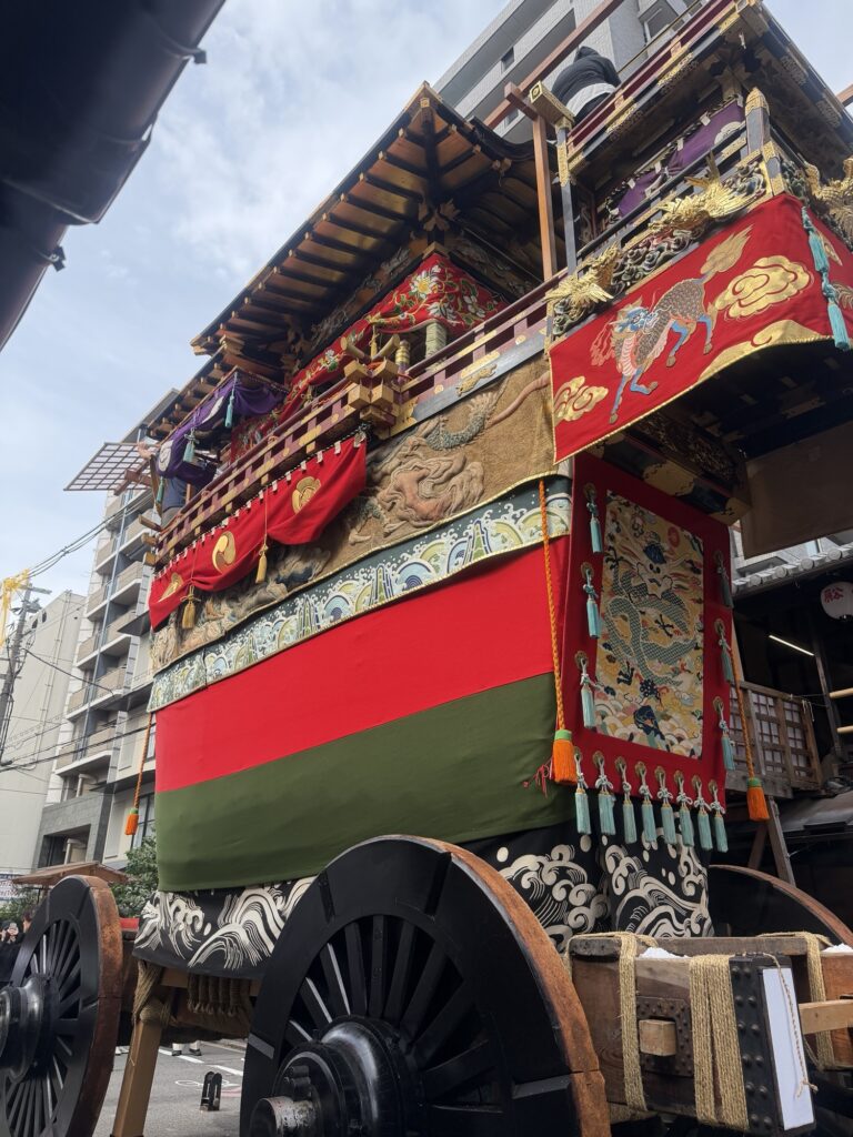 祇園祭の船鉾を下から見上げた様子