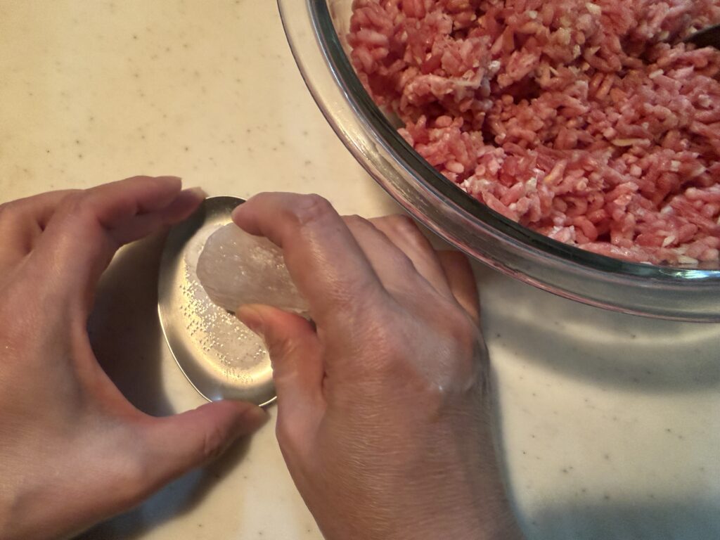 ハンバーグ作りで岩塩おろし金を使っている様子