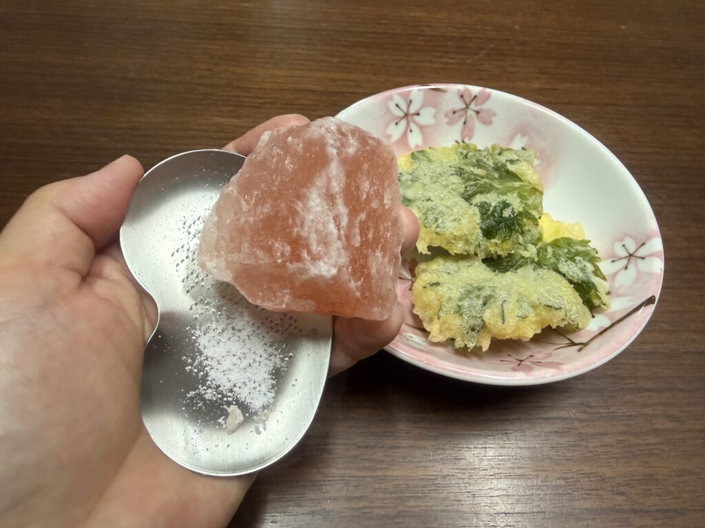 天ぷらにかけるピンク岩塩を専用おろし金で削る様子