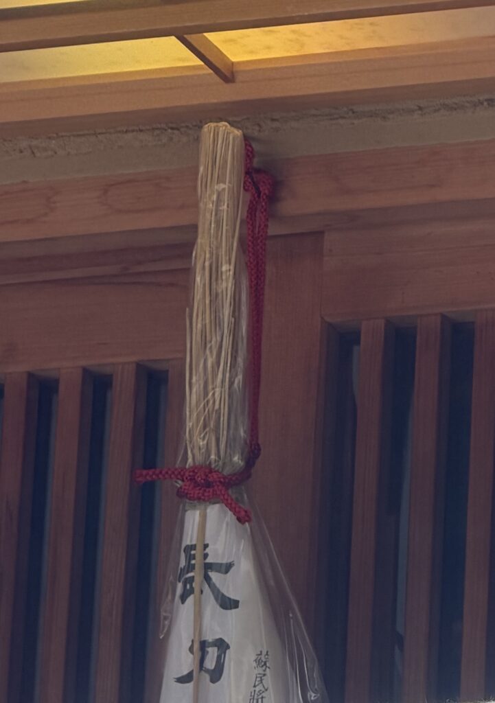 玄関の外側の高い位置に飾った祇園祭のちまき